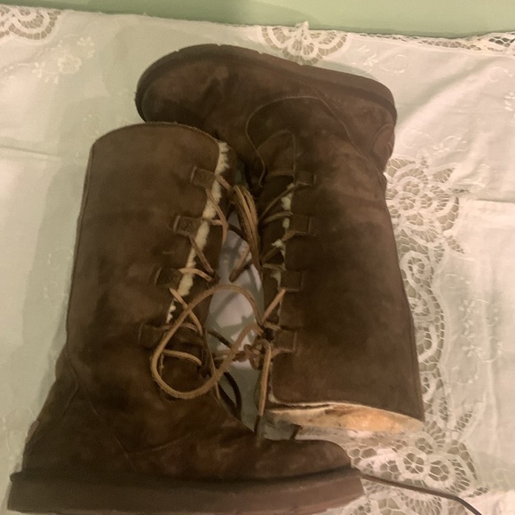 UGG BOOTS. Tall brown leather. Genuine sheepskin.S/N 5122.Size 8 - Picture 7 of 10